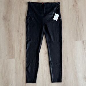 📛 SPANX Metallic Gray Leggings